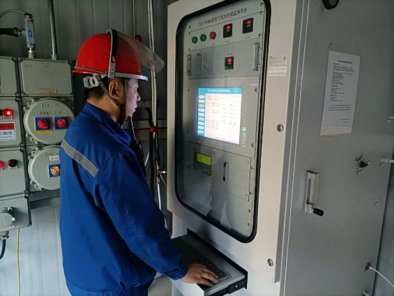 1696639276932939.png 加氫車(chē)間魯國(guó)紅在煙氣房查看煙氣排放指標(biāo)是否正常.png