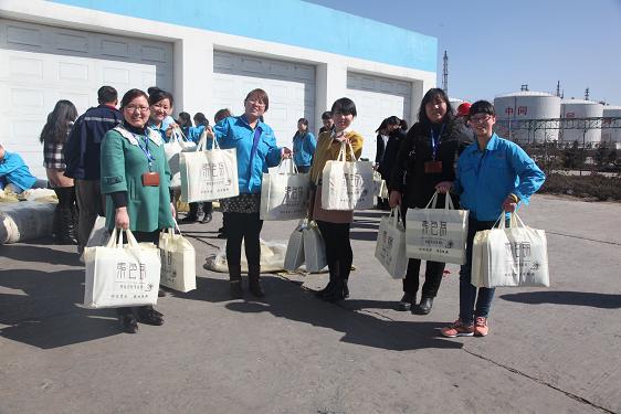 公司工會為女職工發(fā)放節(jié)日禮品