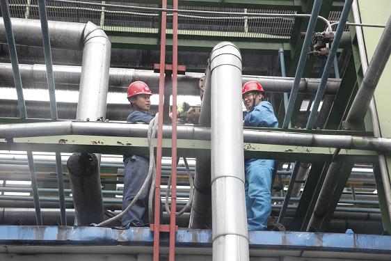 制氫車(chē)間萬(wàn)勇、李衛(wèi)平在管架上安裝安全閥