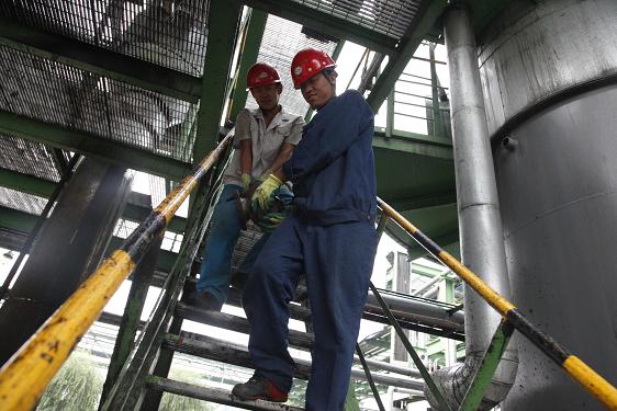 制氫車(chē)間喬松濤、高建華合力搬運(yùn)檢修設(shè)備