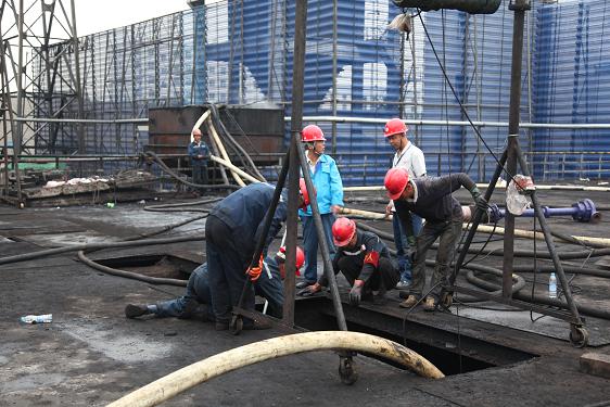 哪里有施工，哪里就有安全。安全環(huán)保部副部長(zhǎng)李傳成、安全員任吉龍?jiān)诂F(xiàn)場(chǎng)檢查。