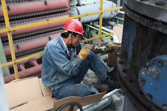 檢修車(chē)間王維寶在焦化車(chē)間更換間冷塔入口閥門(mén)墊片
