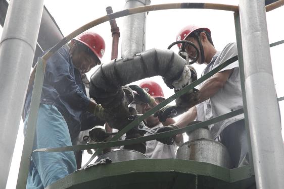 制氫車(chē)間徐志強(qiáng)、任寶利、樊福龍裝安全閥