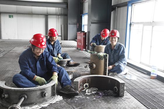 離心壓縮機(jī)的檢修是一項(xiàng)精細(xì)而又繁重的工作。檢修車間工作人員和制氫車間姬智裕等正在清理設(shè)備零件。