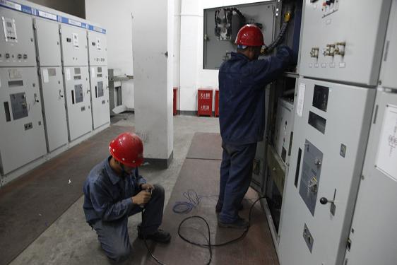 檢修電氣王西平、田創(chuàng)在給電路配線