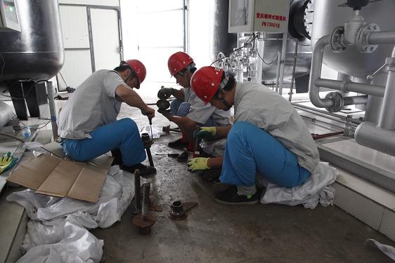 公用車間劉建剛、霍樂樂、張衛(wèi)強(qiáng)檢修制氮機(jī)絲杠壓蓋